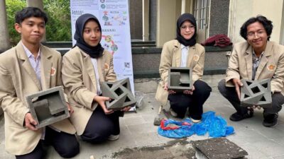 Lima Mahasiswa UGM Sulap Sampah Menjadi Batako